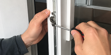 Ремонт запоров пластиковых дверей